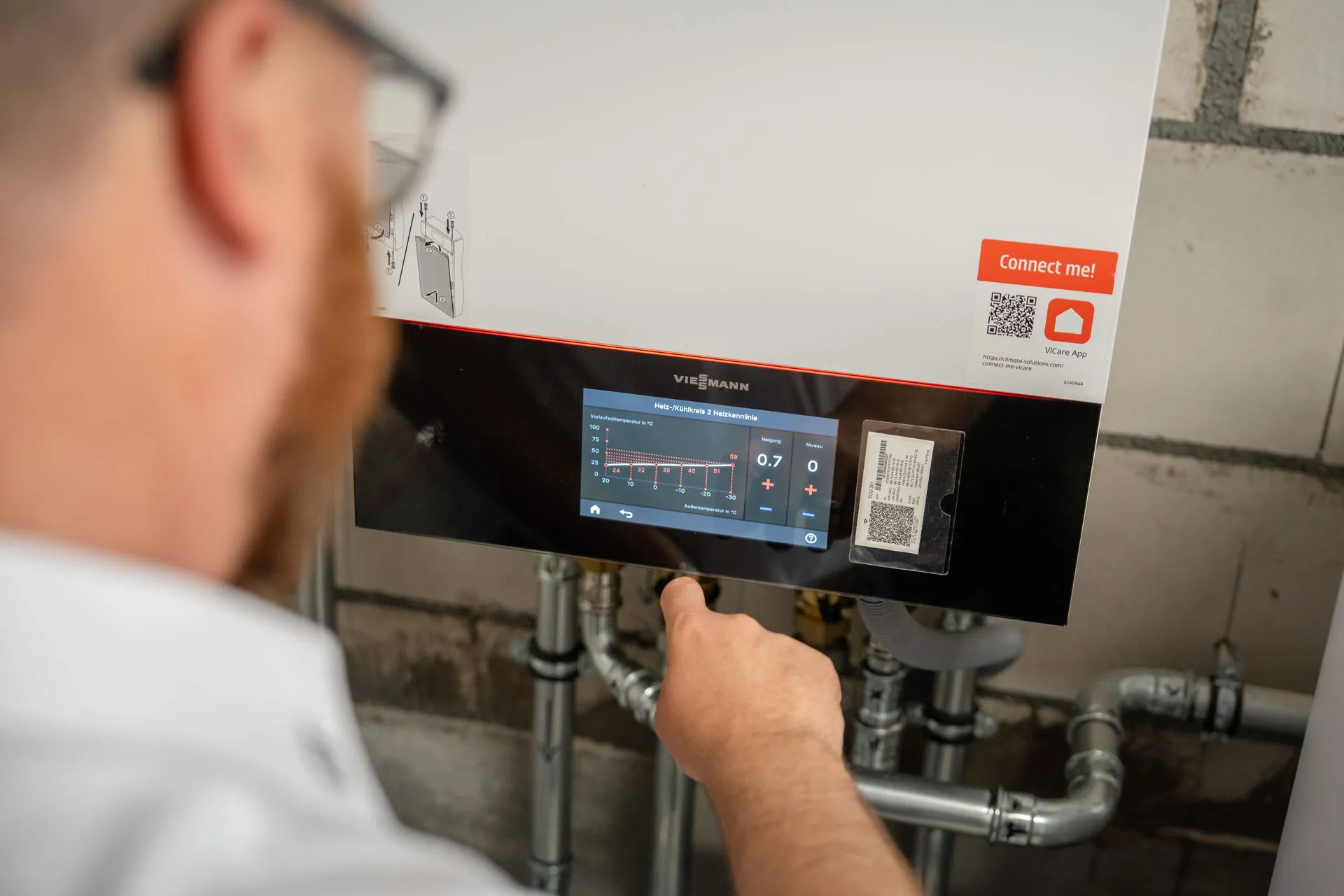 Techniker bedient Viessmann HLS-Steuerung