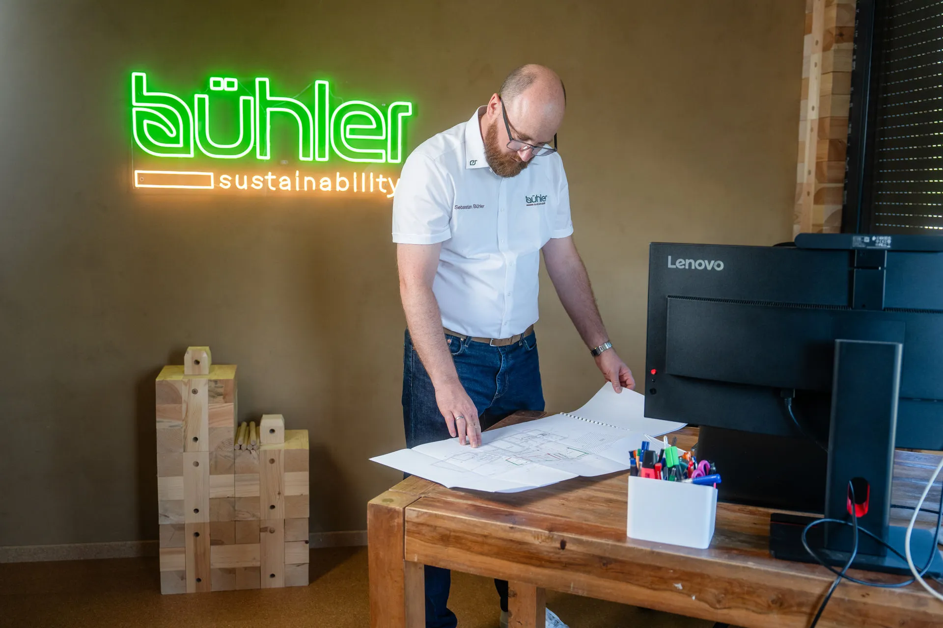 Sebastian Bühler bei der Erstellung eines Energieausweises in seinem Büro
