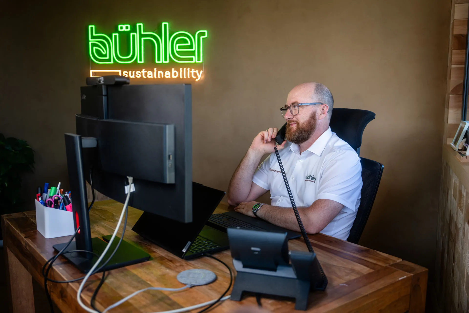 Sebastian Bühler am Telefon in seinem Büro